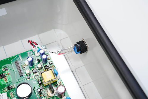 内置空开与急停按钮 盛弘电气7kW壁挂式交流充电桩拆解与安全性解析